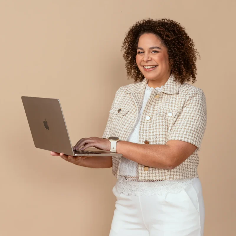 Elodie Kona als keynote spreker over ongemak, zwijgen en spreken op de werkvloer